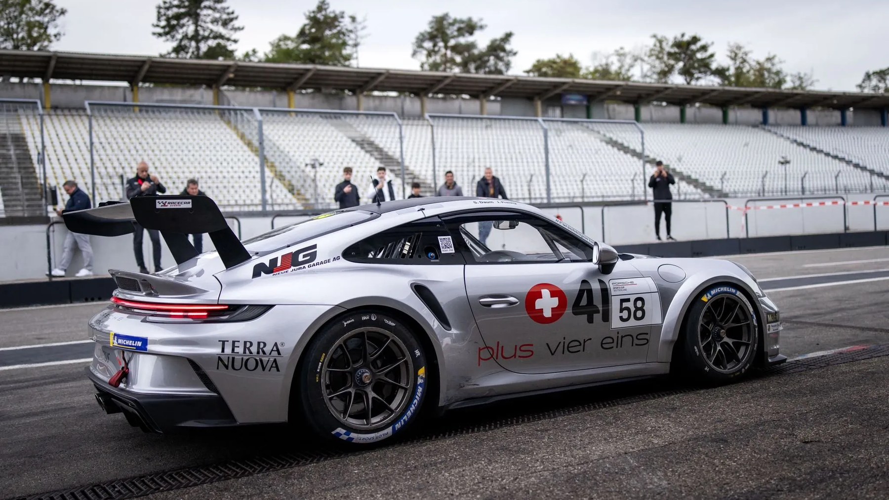 Porsche 911 GT3 Cup des Rennteams in der Boxengasse